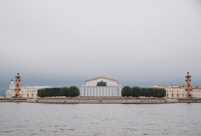 Стрелка Васильевского острова. Ростральные колонны