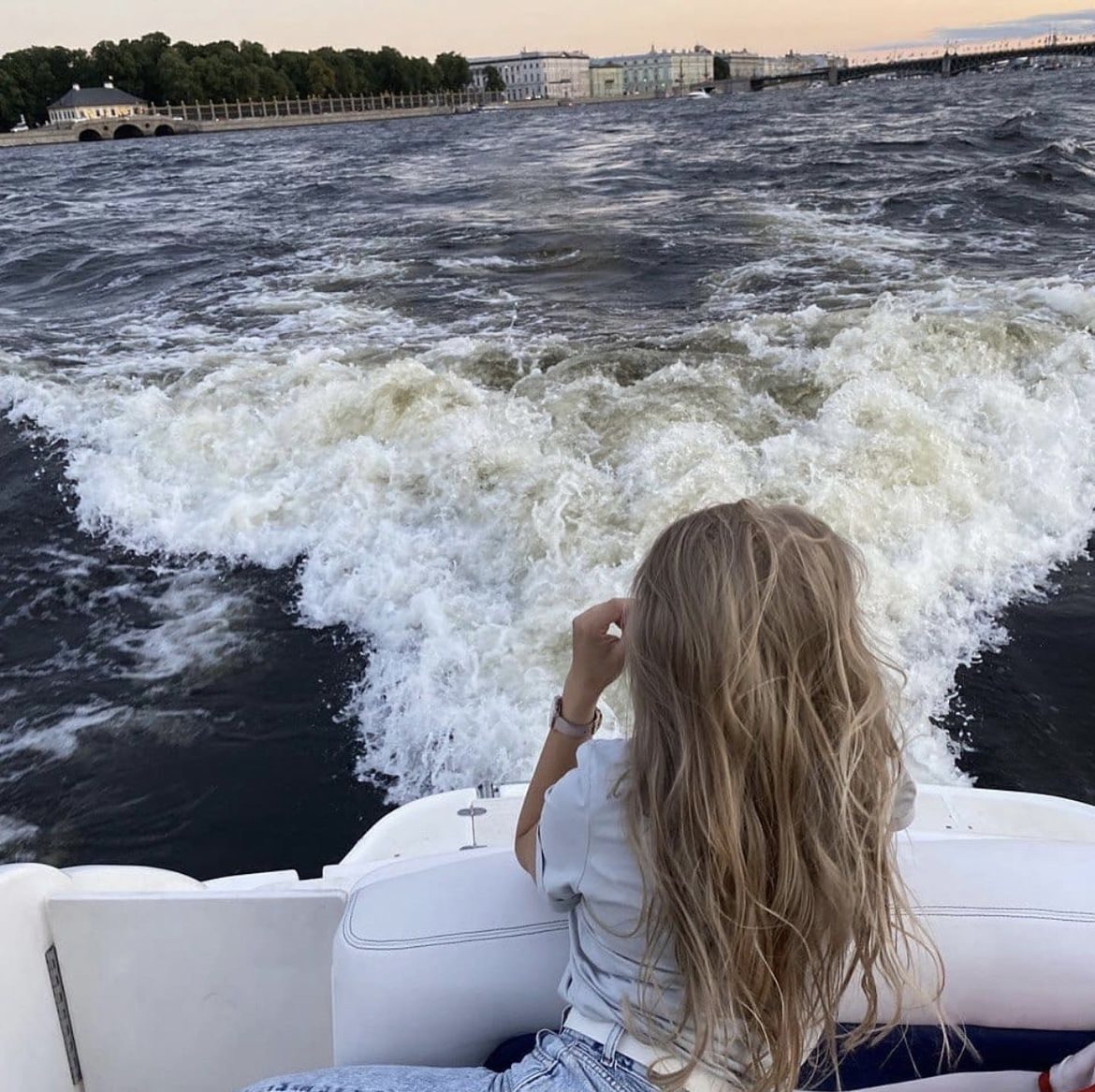 Катер по Неве