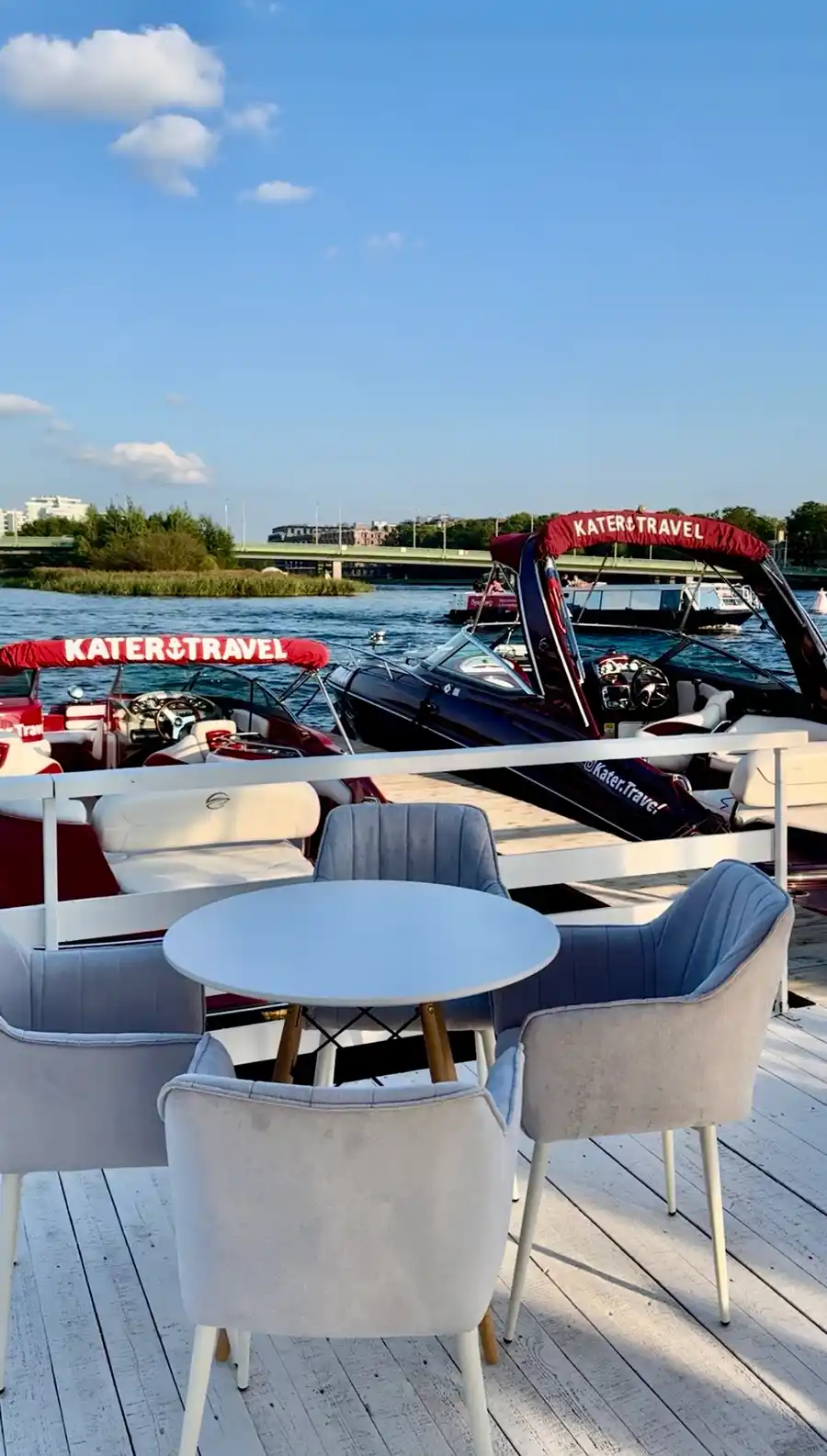 Караоке-бар на причале — зал