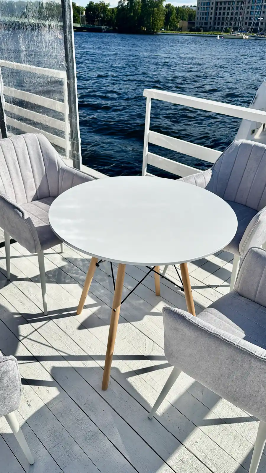 Караоке-бар на причале — вечер