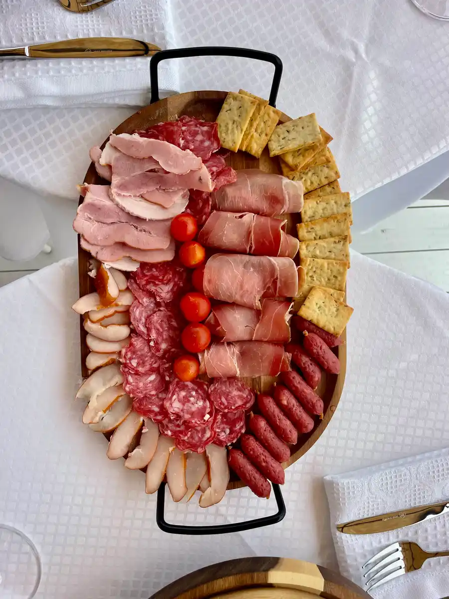 Караоке-бар на причале — барная стойка